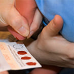 Sàng lọc sau sinh (Lấy máu gót chân)