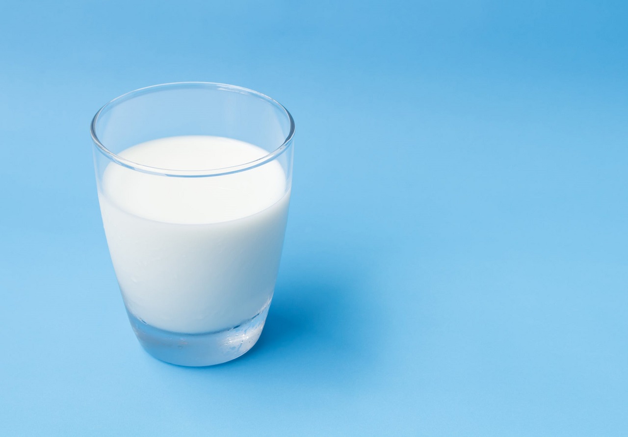 Ngoài việc tránh uống sữa, còn cách nào khác để giảm triệu chứng đau bụng do không dung nạp lactose khi uống sữa?
