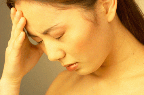 Vàng da, mệt mỏi, buồn nôn và nôn là những triệu chứng thường gặp ở người bệnh gan nhiễm mỡ giai đoạn bệnh nặng.