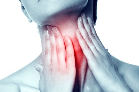 Thuốc kháng viêm có thể được sử dụng để giảm các triệu chứng nào trong trường hợp đau họng?
