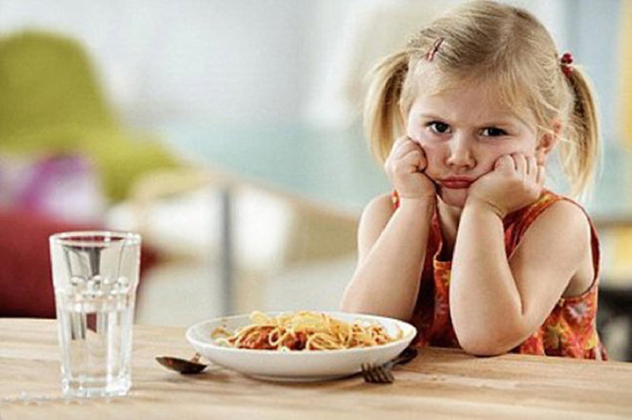 Ребенок плохо есть вечером. Снижение аппетита у детей. Плохой аппетит у ребенка. Для аппетита ребенку. Ребенок отказывается от еды.