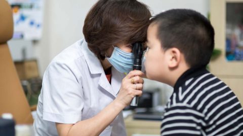 Khám mắt cho trẻ tại Bệnh viện Thu Cúc