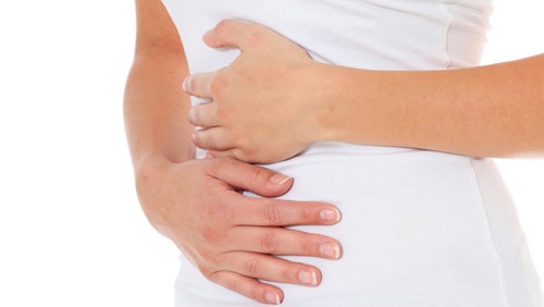 Những triệu chứng khác đi kèm với đau quặn bụng quanh rốn là gì?
