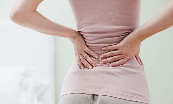 Có những triệu chứng nào khác đi kèm với đau lưng bên trái? 
