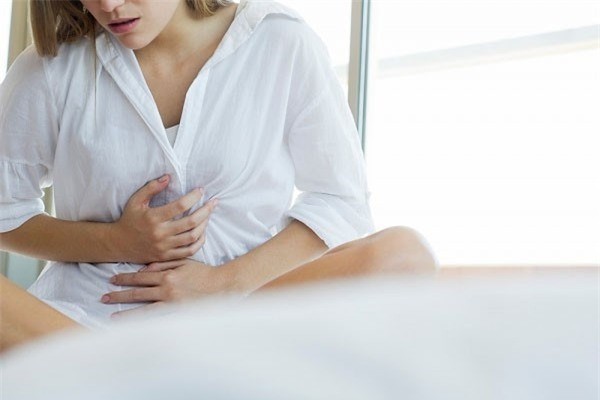 Làm thế nào nồng độ progesterone tăng gây ra cảm giác đau và căng tức ngực trước kỳ kinh?
