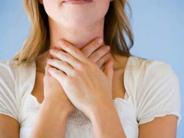 Tại sao nước muối ấm được coi là một phương pháp đơn giản và hiệu quả trong việc làm dịu đau rát cổ họng?
