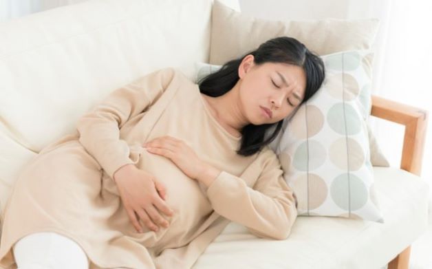 Khi thai lớn hơn, các mẹ bàu vẫn có thể xuất hiện cảm giác đau bụng. Nguyên nhân của hiện tượng này là do sự căng cơ và dây chằng, bởi phải nâng đỡ tử cung đang ngày càng lớn.