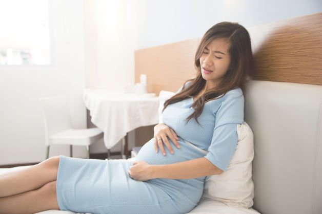 Mặc dù hiện tượng đau bụng lâm râm khi có thai phần lớn là bình thường,tuy nhiên không phải nó không tiềm ẩn những rủi ro nguy hiểm.