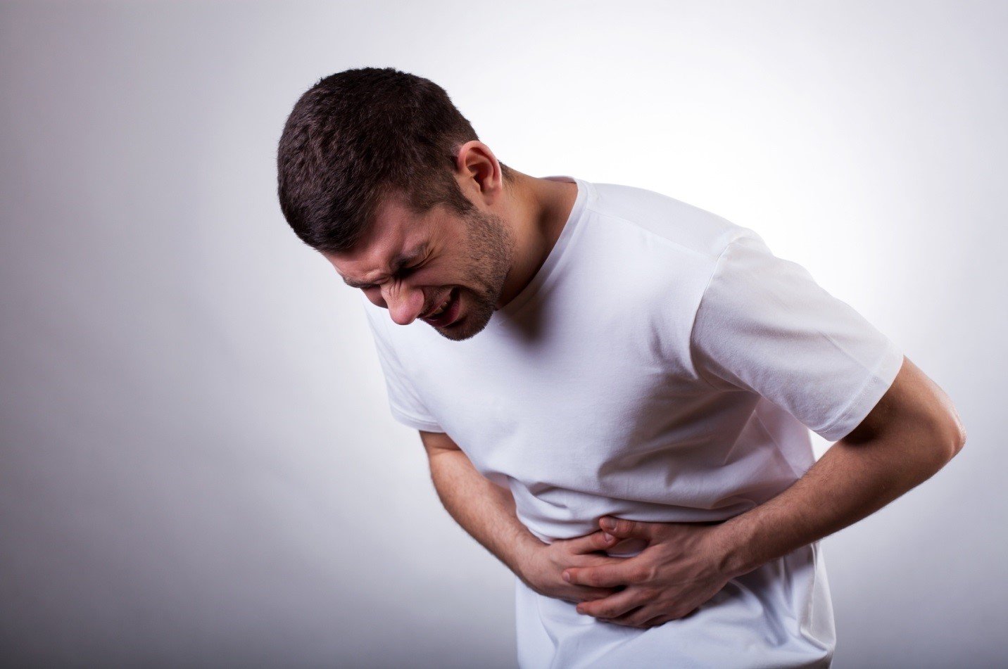 Nguyên nhân và cách giảm đau bụng đau bụng 2 bên ngang rốn bạn cần biết