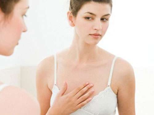 Hormone estrogen và progestin có vai trò gì trong việc gây đau ngực phụ nữ?
