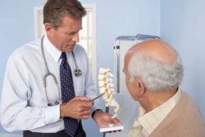 Khám chuyên khoa cơ xương khớp khi thấy các triệu chứng đau dây thần kinh ở lưng