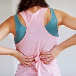 Đau lưng có nên đi bộ? khám chuyên khoa cơ xương khớp