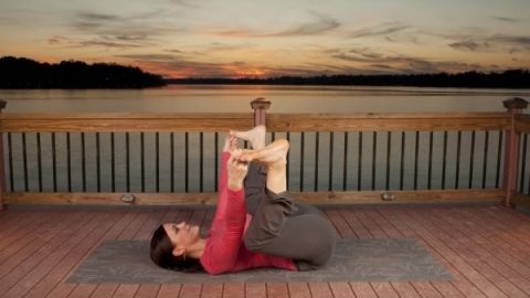 5 động tác yoga giúp chữa đau lưng khi ngồi lâu