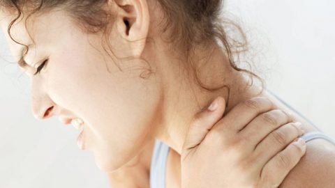 Điều trị đau vai gáy như thế nào cho hiệu quả?