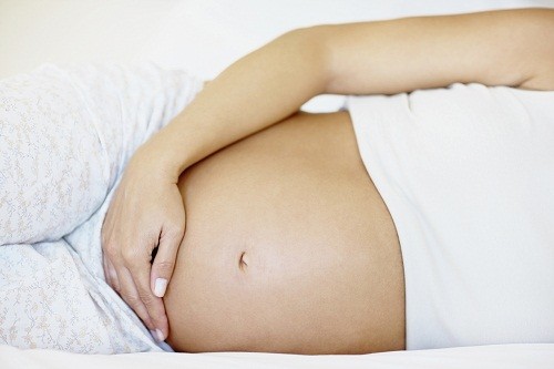 Có những nguyên nhân nào có thể gây ra đau bụng trong quá trình mang thai 3 tháng giữa?
