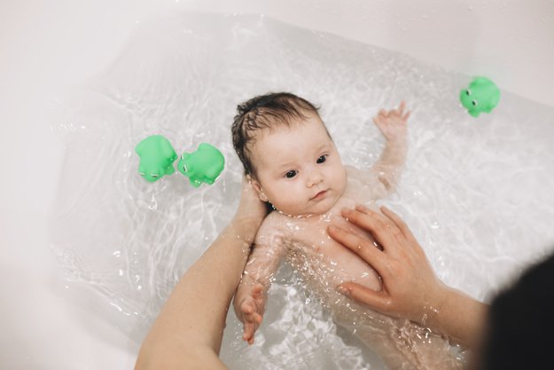 Để phòng tránh các bệnh nấm da, cha mẹ cần tắm rửa vệ sinh cho trẻ sạch sẽ.
