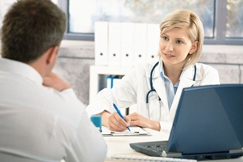 Trong chẩn đoán suy hô hấp, đầu tiên bác sĩ sẽ tìm hiểu xem gần đây người bệnh có mắc bất kỳ bệnh lý nào có khả năng dẫn tới suy hô hấp hay không.