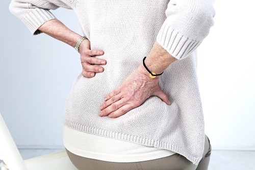 Những thay đổi ở cột sống do lão hóa, chẳng hạn như thoát vị đĩa đệm là nguyên nhân phổ biến của đau thần kinh tọa.