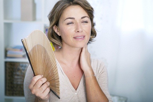 Các dấu hiệu và triệu chứng cơ bản nhất của thời kỳ mãn kinh là đổ mồ hôi quá nhiều và nóng bừng.
