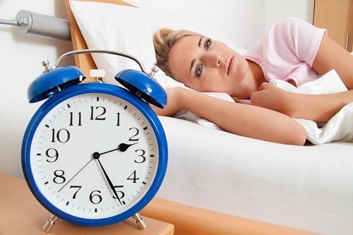 Khó đi vào giấc ngủ hoặc ngủ không sâu là những triệu chứng thường gặp ở người bị trầm cảm.