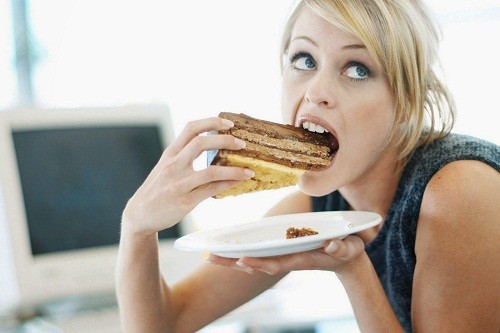 Tránh ăn quá nhiều vào buổi tối để giảm nguy cơ trào ngược dạ dày – thực quản và cải thiện giấc ngủ.