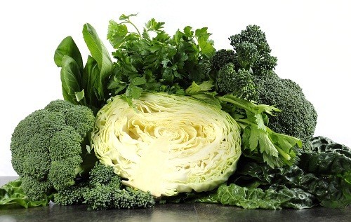 Các loại rau có màu xanh đậm như cải thìa, cải thảo, cải xoăn, rau xanh collard và củ cải xanh là những thực phẩm tốt cho xương