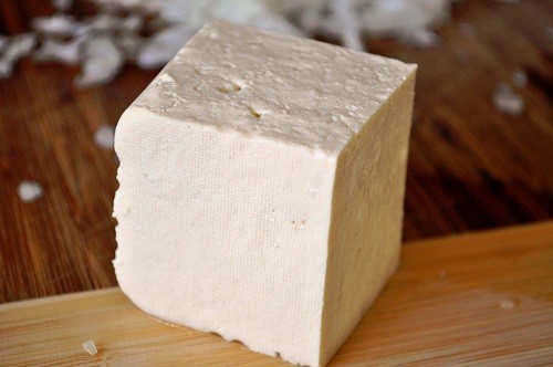 Nghiên cứu cho thấy isoflavone, một chất có rất nhiều trong đậu phụ, có thể làm giảm nguy cơ mắc các bệnh về xương ở phụ nữ sau mãn kinh.