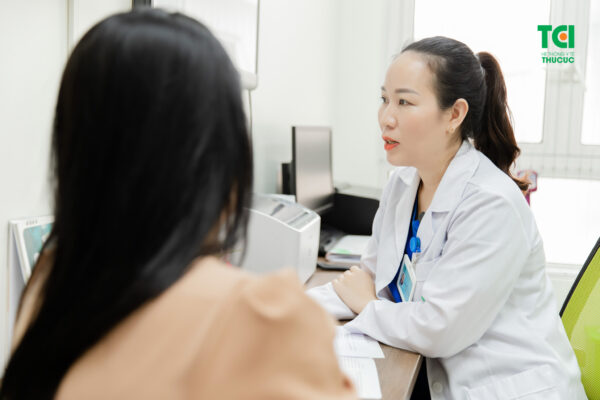Khi nghi ngờ mắc u nang nước, chị em nên đến các cơ sở chuyên khoa để được thăm khám và điều trị