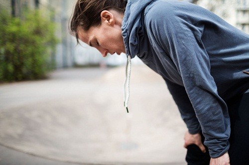Triệu chứng sớm của viêm màng ngoài tim là cảm giác khó thở, ngay cả khi nằm xuống.