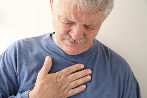 Nếu không được điều trị, viêm màng ngoài tim có thể gây ra tình trạng mạch đập nhanh, sốt thấp và cơn đau ở ngực sẽ lan xuống cổ, vai, lưng hoặc bụng.