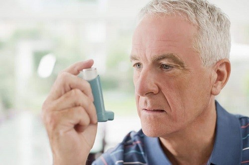 Bệnh phổi tắc nghẽn mạn tính là một nguyên nhân gây khó thở ở người cao tuổi.