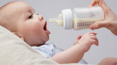 Lượng sữa cho bé 4 tháng tuổi một ngày là bao nhiêu?
