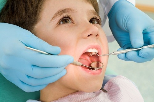 Có nên tự nhổ răng sữa cho con hay nên đến nha sĩ?
