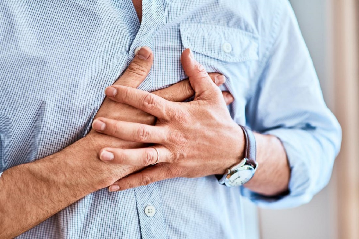 Có những phương pháp điều trị nào cho đau tức ngực sau lưng gây ra bởi bệnh tim mạch?
