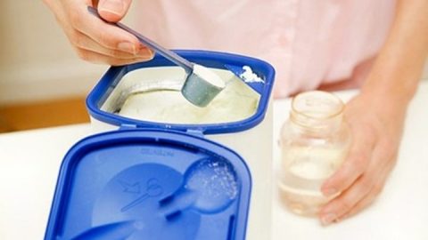 Những sai lầm khi pha sữa công thức cho trẻ