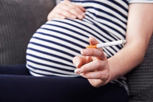 Các bà bầu cần tránh tiếp xúc với các dị nguyên khiến bệnh tái phát hoặc nặng thêm như khói thuốc, khói bụi...