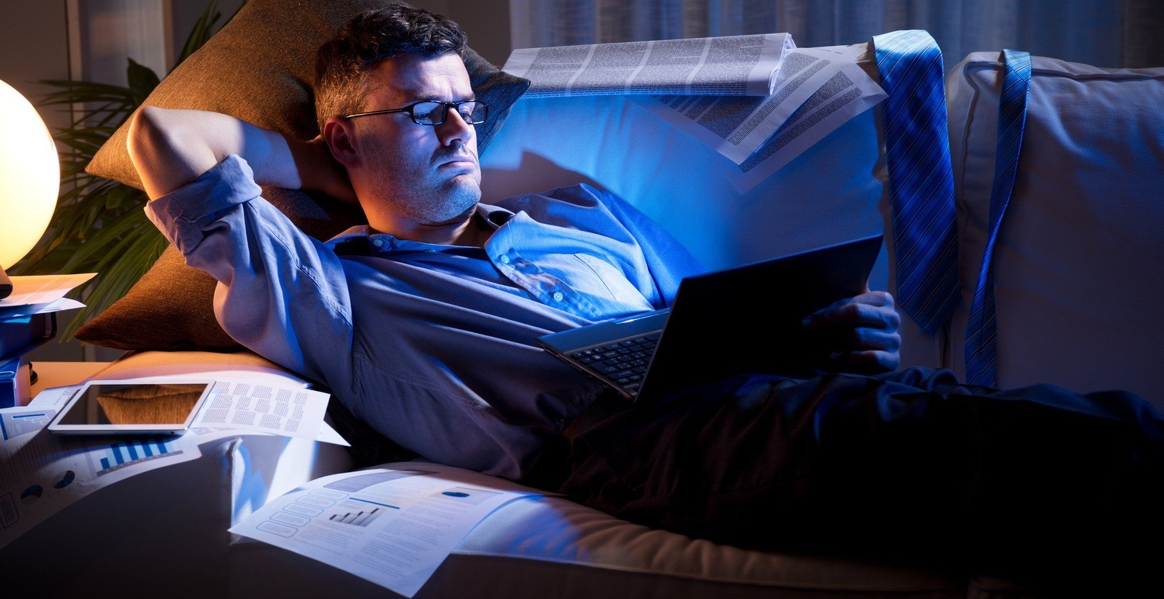 Вечер уставшего мужчины. Человек перед компьютером. Сидит за компьютером ночью. Человек сидит за компьютером ночью. Сидит перед компьютером.
