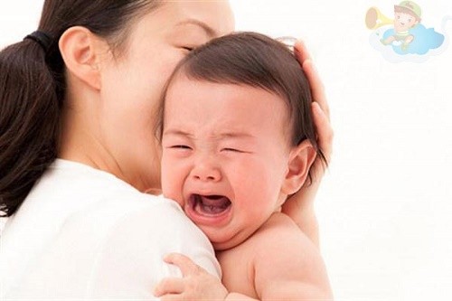 Trẻ bị viêm tiểu phế quản thường có biểu hiện sốt, ho, sổ mũi, khó thở...