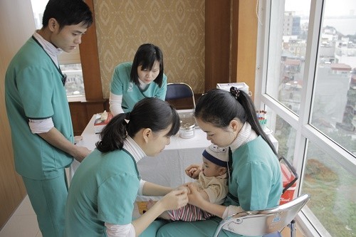 Cha mẹ cần đưa trẻ tới bệnh viện để được kiểm tra và điều trị sớm bệnh
