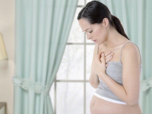 Điều gì xảy ra trong cơ thể người phụ nữ mang thai khi gây ra khó thở?
