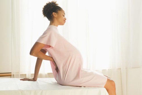 Có biểu hiện đặc trưng nào khác có thể xảy ra cùng với đau khớp háng khi mang thai?
