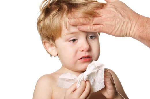 Biểu hiện dễ phát hiện của bệnh đó là trẻ bị ngạt mũi, sổ mũi kéo dài.