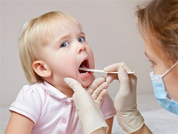Bạn nên đưa trẻ đi thăm khám và điều trị kịp thời khi gặp vấn đề về bệnh đường hô hấp ở trẻ
