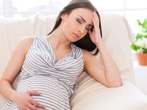 Mẹ bầu nên thực hiện những biện pháp nào để giảm thiểu nguy cơ bị sốt viêm họng?