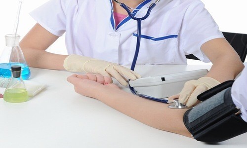 Huyết áp lúc tăng và lúc giảm là triệu chứng của bệnh gì?
