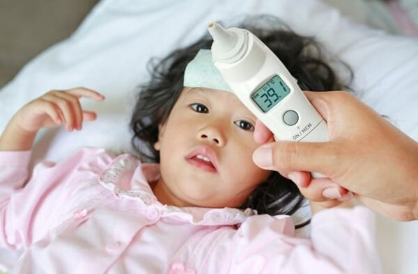 nên cho trẻ ăn gì khi bị sốt