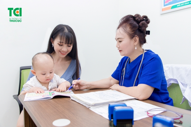 nên cho trẻ ăn gì khi bị sốt