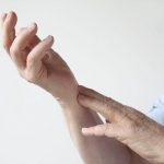 Triệu chứng nhồi máu cơ tim: tê ở cánh tay hoặc bàn tay
