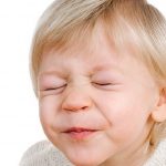 Nguyên nhân nào khiến trẻ bị nháy mắt liên hồi?