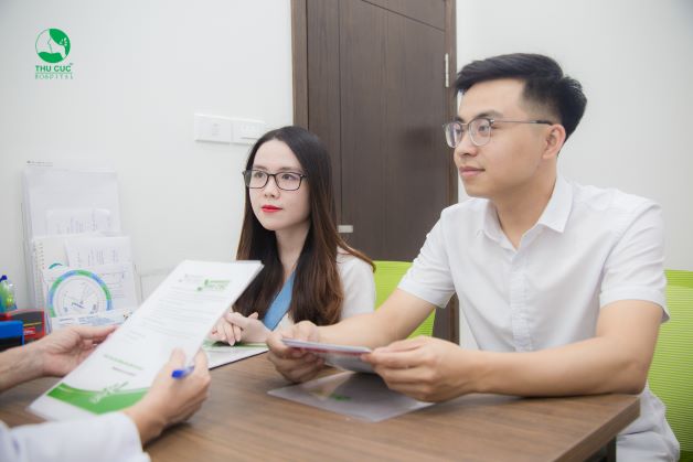 hiện tượng ra máu kèm những triệu chứng bất thường khác, chị em cần nhanh chóng tới các trung tâm y tế, bệnh viện uy tín để thăm khám, xác định bệnh để có hướng xử trí kịp thời.